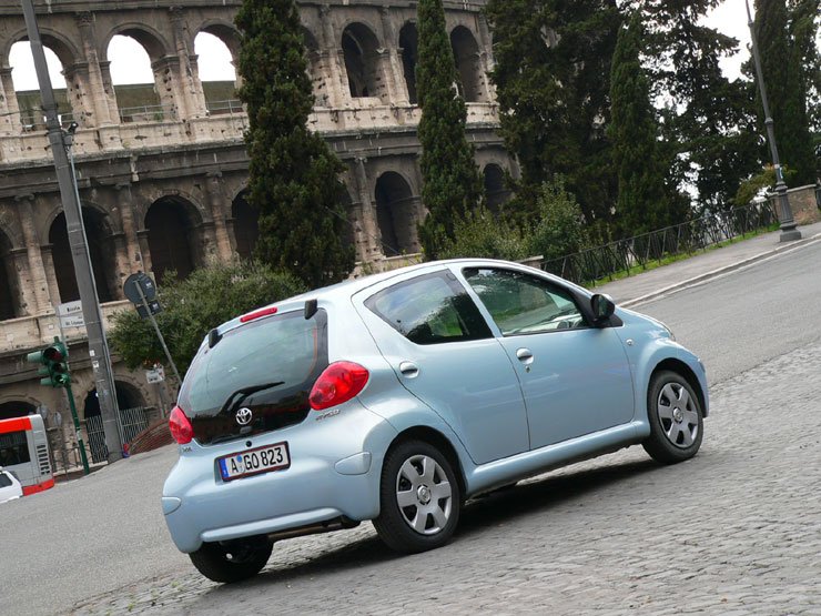 Rómában életerős motorjával és a széria szervokormánnyal nagyon elemében volt az Aygo, a fordulókör átmérője csupán 9,46 méter