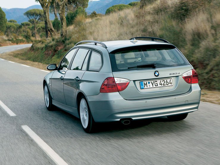 Az 50:50 arányú súlyelosztás és a karosszéria méretéhez képest nagy tengelytáv ideálissá teszi az autó stabilitását