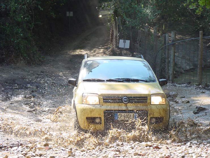 Keményebb terepen is meglepően jól boldogul a 4X4-es változat