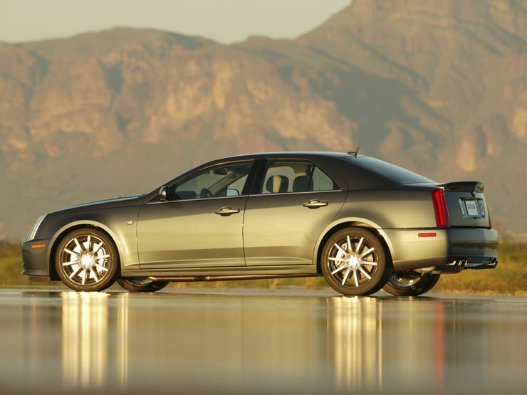 Kerámia féktárcsákkal lassul az STS luxuslimuzinon alapuló tanulmányautó