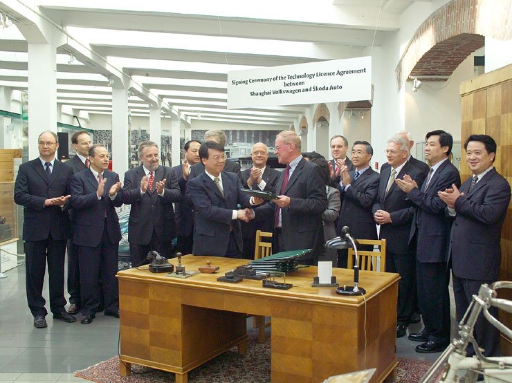 Csehországon kívül a Skodának Ukrajnában, Boszniában és Indiában is van gyártóüzeme. A képen a kínai licenszgyártásról szóló szerződést írják alá a felek