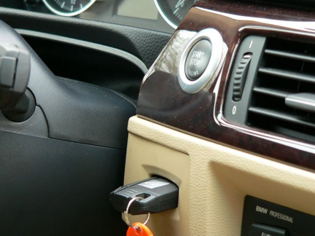 A motor gomgnyomásra indul a kipörgésgátlót a DTC gomb rövid lenyomásával kapcsolhatjuk ki, ha haosszan nyomjuk az ESP is kiszáll