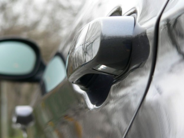 A kilincsekben és az ajtók aljában apró lámpák vannak, amik éjszaka megvilágítják az autó melletti területet