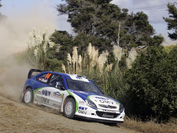 Manfred Stohl most debütál murván a Xsara WRC-vel, a pilóta négy gyári autót is megelőzött