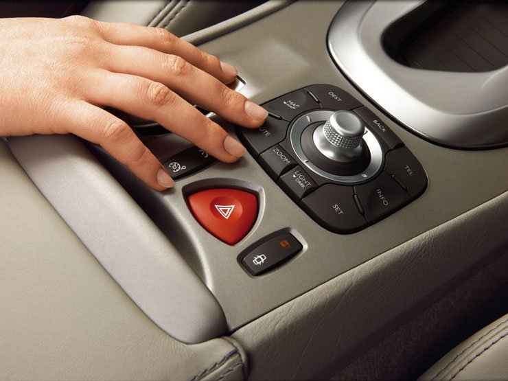 Új navigációs rendszerrel bővült a Laguna kínálata, melyet a szintén új multimédiás panelról lehet vezérelni, ami a korábbi hagyományos kézifékkar helyére került