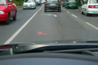 A Head-Up-Display a szélvédőn jeleníti meg a sebességet, a navigációs rendszer információit és a figyelmeztető jelzéseket