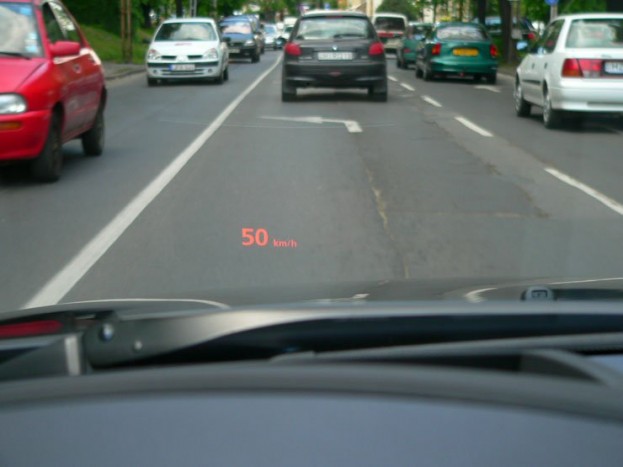 A Head-Up-Display a szélvédőn jeleníti meg a sebességet, a navigációs rendszer információit és a figyelmeztető jelzéseket