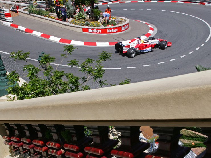 5087_49209_1000x700.jpg | Vezess | Vezess Ralf Schumacher a harmadik szektor előtt hibázott és rommá törte a Toyotát. Emiatt több mint negyed óráig állt az időmérő