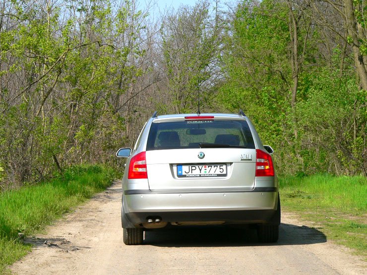 Teszt: Skoda Octavia Combi 1.9 TDI DSG – Micsoda nő! 7