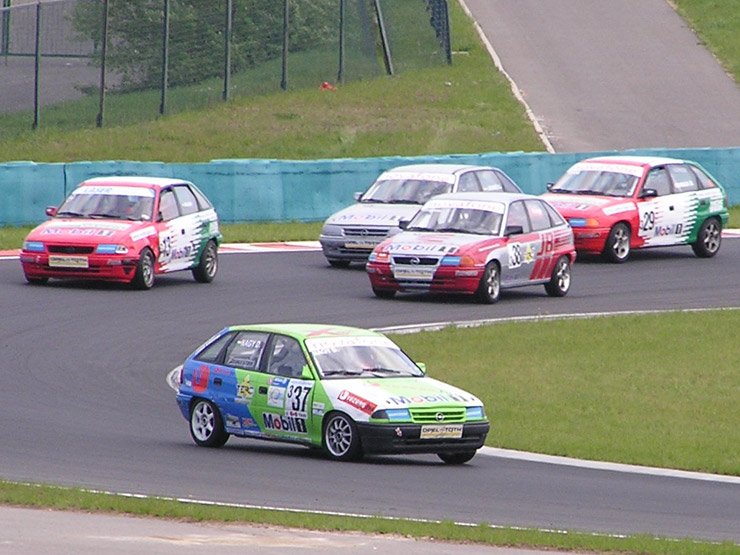 Az Astrák között, főleg a mezőny közepében volt nagy csata