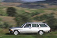 125 lóerőt tudott a 300 TD TURBODIESEL a W 123-as kombiban