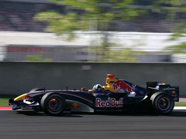 5678_55245_1000x700.jpg | Vezess | Vezess A Redbull csapatban továbbra is Liuzzi marad Coulthard társa, Klien majd Kanadában versenyezhet újra