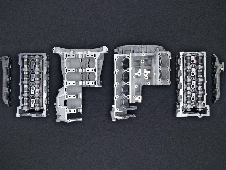 Könnyűfémből van a forgattyúsház. A befecskendező mágnesszelepeket piezo-kristályos befecskendezők váltották fel