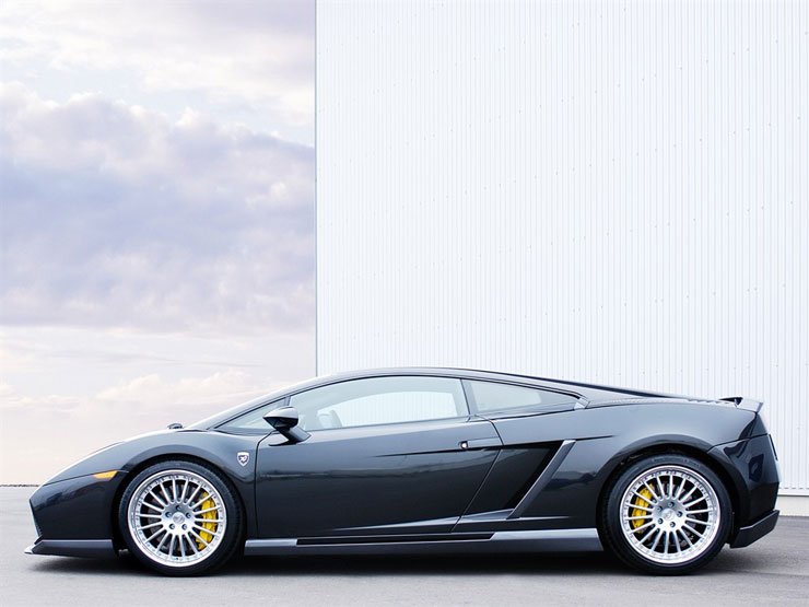 Az új spoilergarnitúra még laposabbnak mutatja az 1165 milliméter magas sportkocsit