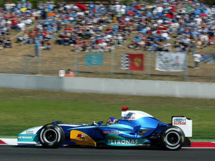 Jacques Villneuve 42 kör után feladata versenyt, csapattársa Massa három körrel a vége elött kapott defektet