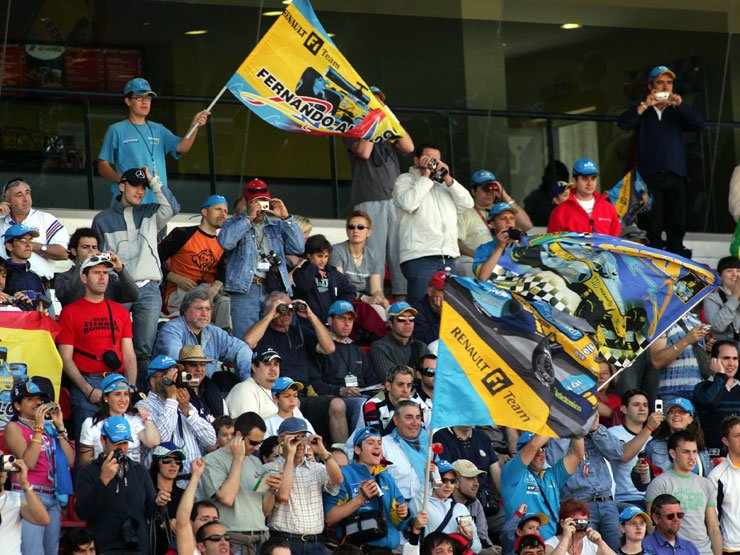 Kék-sárgába öltözött a Circuit de Catalunya a világbajnokság éllovasa, Fernando Alonso miatt