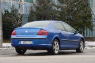 8 700 000 forint a 407 alapára Sportline kivitelben V6-os motorral. A városi fogyasztás 14,8 liter volt