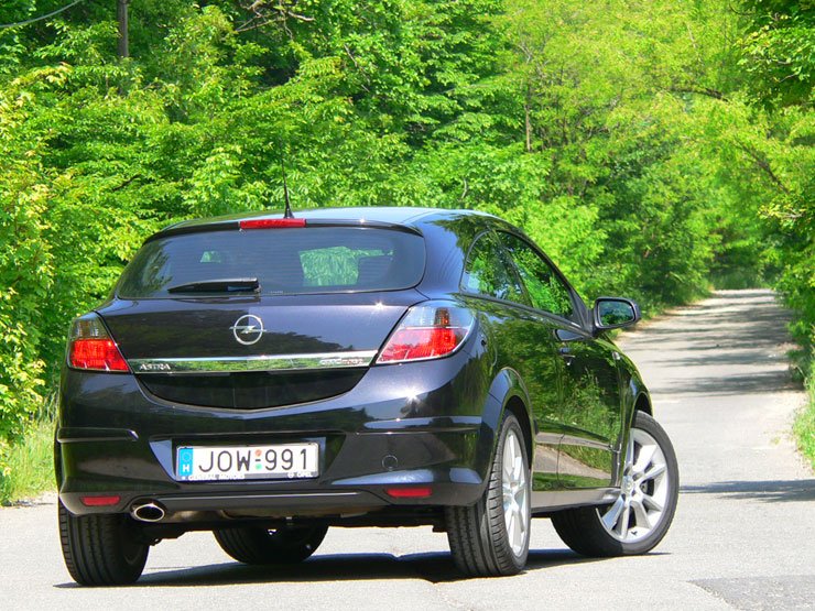 Teszt: Opel Astra GTC 2.0 Turbo - Biztató kezdet