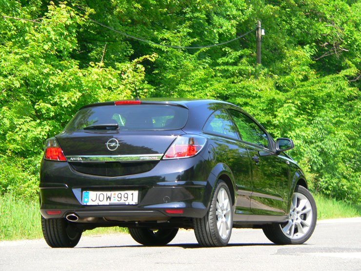 Teszt: Opel Astra GTC 2.0 Turbo – Biztató kezdet 33
