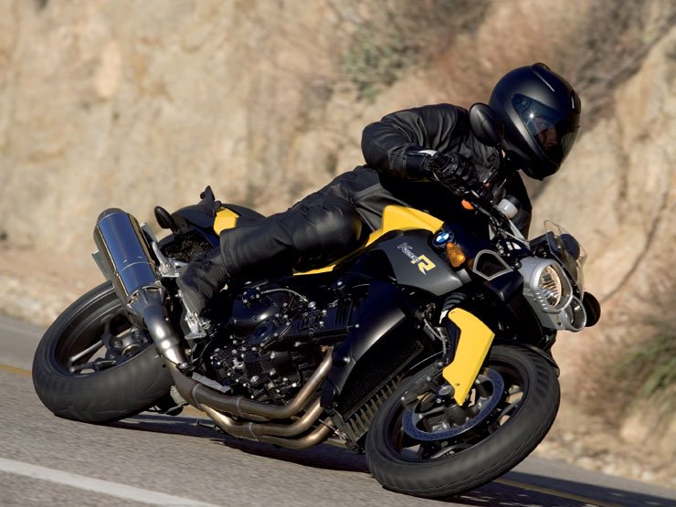 A végsebesség jóval 200 felett, 100-ig 2,8 másodperc szükséges