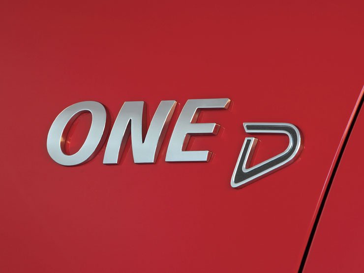 Az 1,4-es common-rail motor 88 lóerős lett, amivel a korábbi 13,8 helyett 11,9 alatt gyorsul a MINI D 100-ra