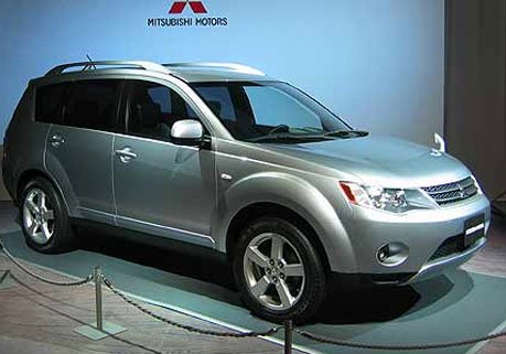 Jót ígér: az új Outlander padlólemeze a Lancer Evolution alapján született