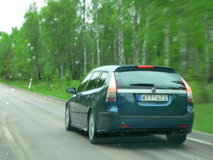 A V6-os turbó benzineseket elöl 314, hátul 292 milliméter átmérőjű, hűtött féktárcsákkal szerelik. A hátsó futómű négylengőkaros.