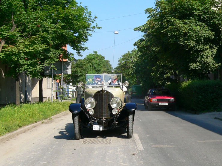 A 84 éves fakerekes Mercedest kompresszoros motor hajtja, fékrendszere csak a hátsó kerekekre hat