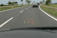 Az M5/M6-ban a Head-Up Display a fordulatszámot is jelzi a vezetőnek