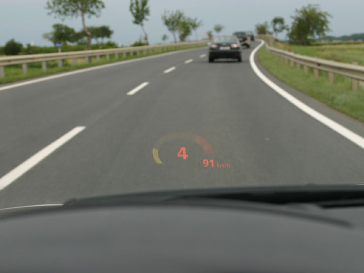 Az M5/M6-ban a Head-Up Display a fordulatszámot is jelzi a vezetőnek