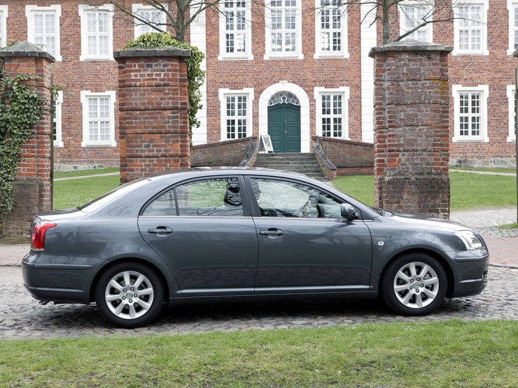 7 035 000 forint a 150 lóerős, 7 550 000 forint a 177 lóerős dízel Avensisek alapára, SOL felszereltséggel