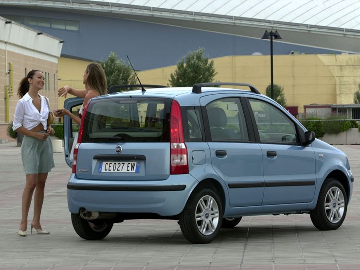 2 290 000 forinttól kapható a Panda 1.3 Multijet. Az ABS és a szervokormány széria, a hátsó ablaktörlő nem. A szabvány szerint átlagfogyasztás 4,3 L/100 km