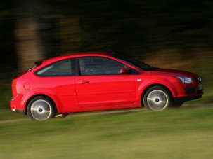 Csökkenő piacon erősödik a Ford