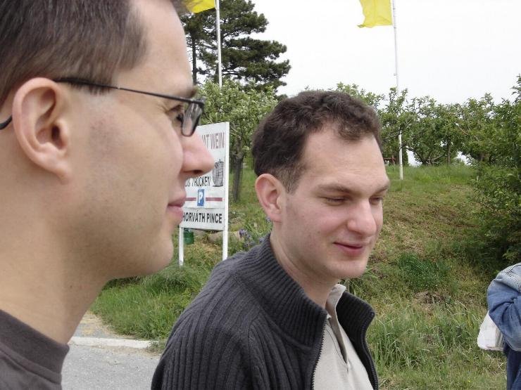 A vezess.hu újságírói tesztautókkal érkeztek, Nagy Gergő egy Astra GTC-vel, Hamar Balázs pedig a mindent eltipró 535d-vel :-) 