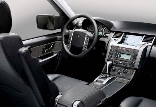 A műszerfalra fa- vagy karbonborítás kerül, mellé Alcantara kérhető. Az utasok TV-t is nézhetnek