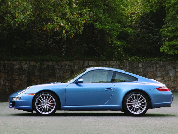 Kívülről nemcsak a fényezés teszi különlegessé a modellt, hanem a 19 colos keréktárcsák is újak