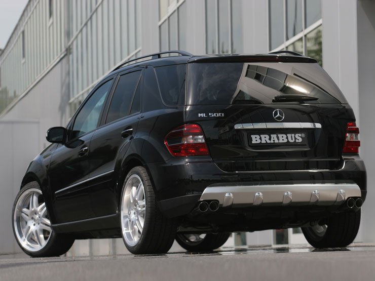 5565_54324_1000x700.jpg | Vezess | Vezess Külsőleg nagyon visszafogott a Brabus ML, hangsúlyosabbá tették a lökhárító krómozott védőlemezeit és új ködlámpákra cserélték a gyáriakat
