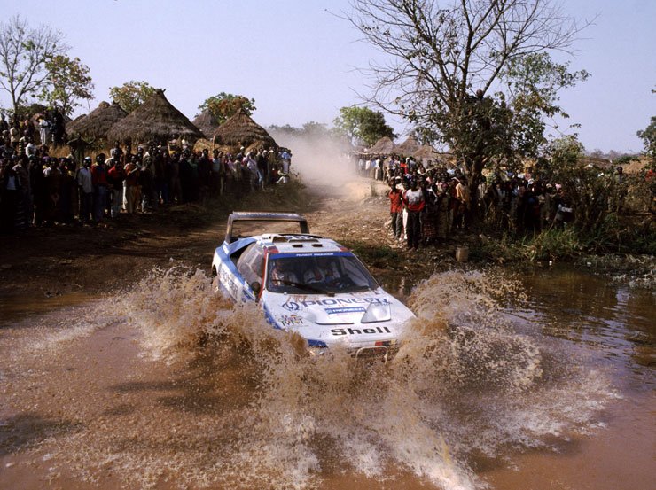 1987 és 1990 között a Peugeot négyszer nyert a Dakaron, a képen az 1989-es győztes Vatanen-Berglund páros