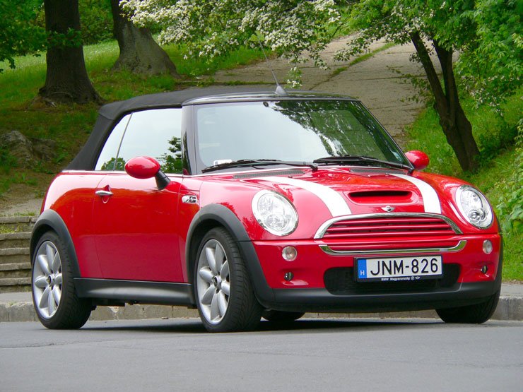 Az első légbeömlőről és az oldalsó kopoltyúkról ismerhető fel a legcombosabb MINI, a Cooper S