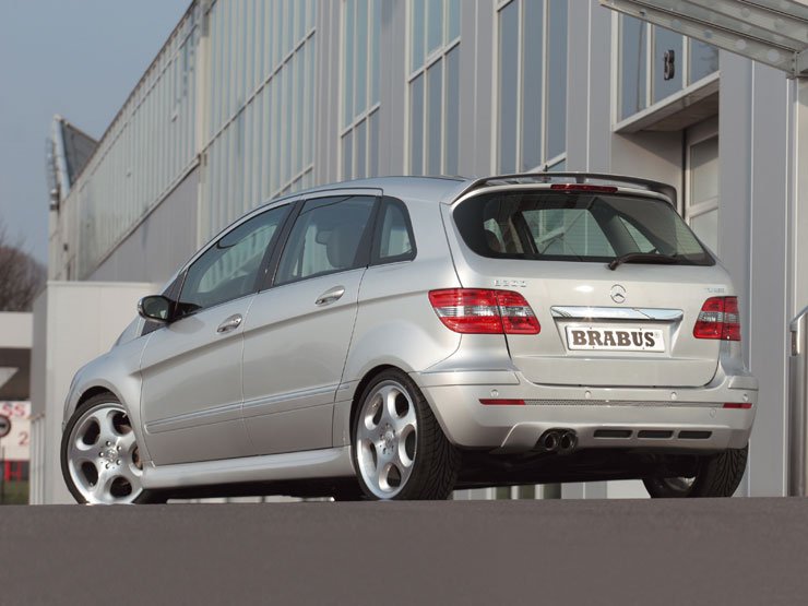 A tükörházak krómborítást kaptak, a küszöbbe kerülő lámpák pedig a kulcs nélküli rendszer érzékelőinek hatására kapcsolnak be