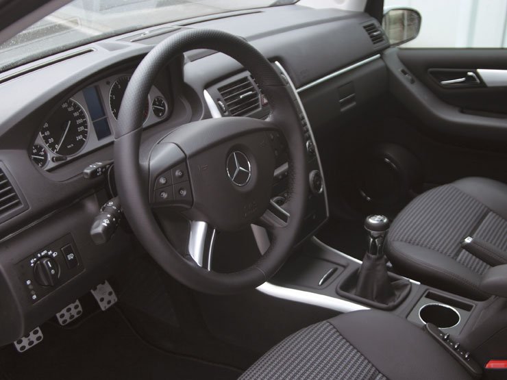 Az utasteret finom bőrrel borítják, új a kormány, a pedálsor és a váltókar is