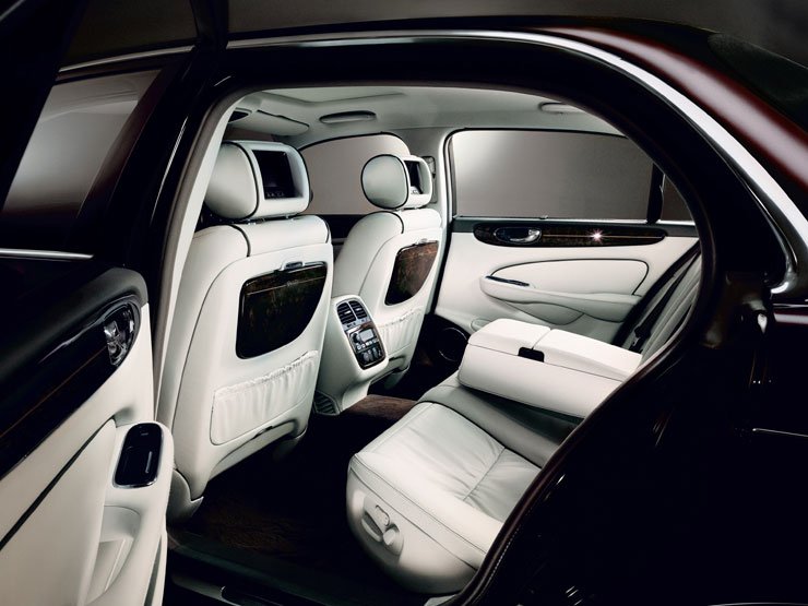 1 méteres lábtér és számtalan elektronika szolgálja ki a hátul utazókat