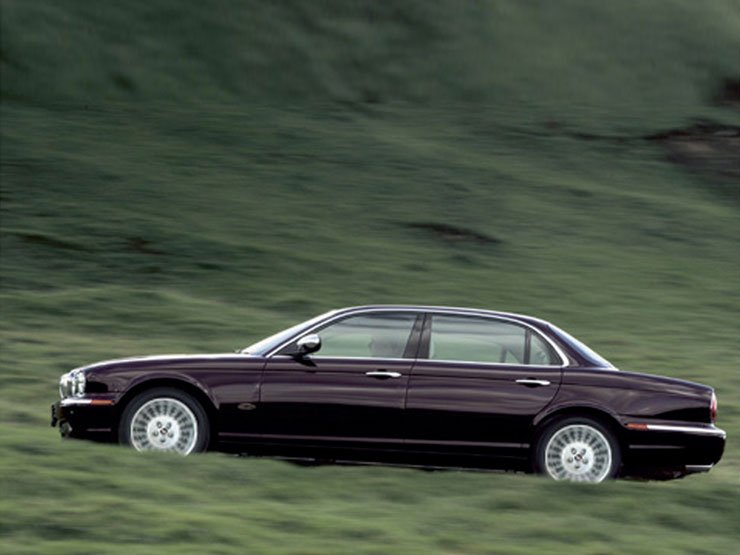 400 lóerős kompresszoros V8-as motor hajtja a Daimler új luxusautóját