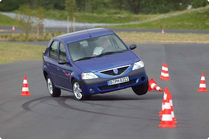 A borulás után megállapították, hogy az utasok megsérülhetnek az A oszlop elhajlása miatt