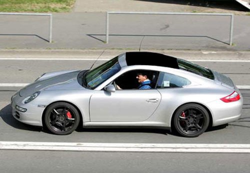 Elektromos motorok csúsztatják a hátsó szélvédő alá a méretes übegtetőt. (a kép illusztráció)