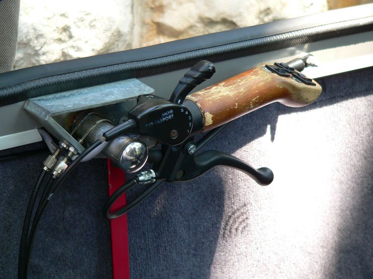 Innen gyorsítható és fékezhető a jármű, a váltó a biciklis hajtáshoz kell