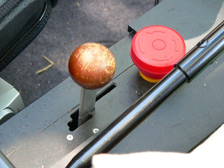 Az irányválasztó karral választható ki az előre és a hátramenet és itt állítható be, ha be akarunk segíteni a pedálokkal