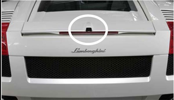 Tolatókamera kerül a hátsó szárnyba, ennek a képét a középkonzolon lévő képernyőn láthatja a vezető