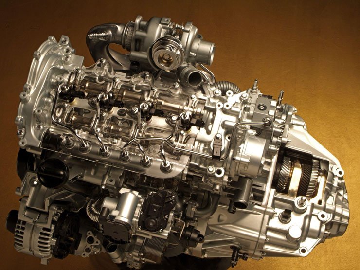 A forgattyústengely két oldalán kiegyensúlyozó tengelyeket helyeztek el, amivel csökkentik a motor rezgéseit és zaját