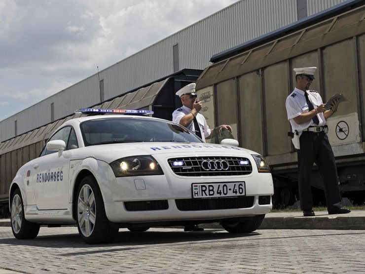 Rendőrkézen az elfogóautó